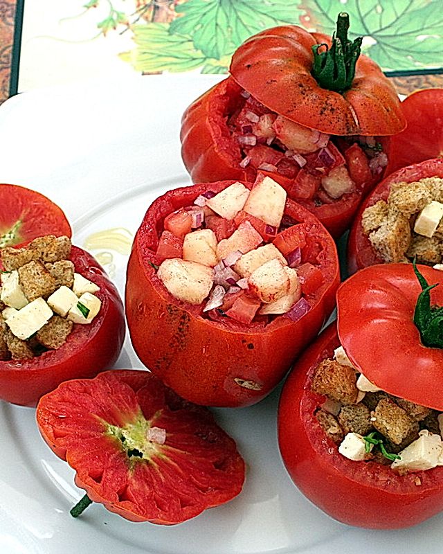 Tomaten-Pfirsich Salat in der Ochsenherztomate