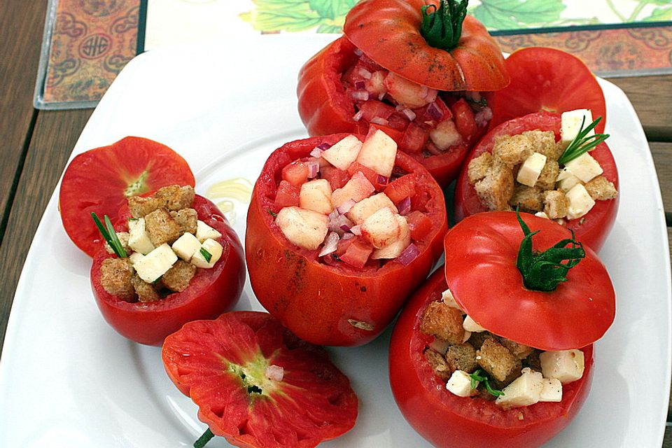 Tomaten-Pfirsich Salat in der Ochsenherztomate