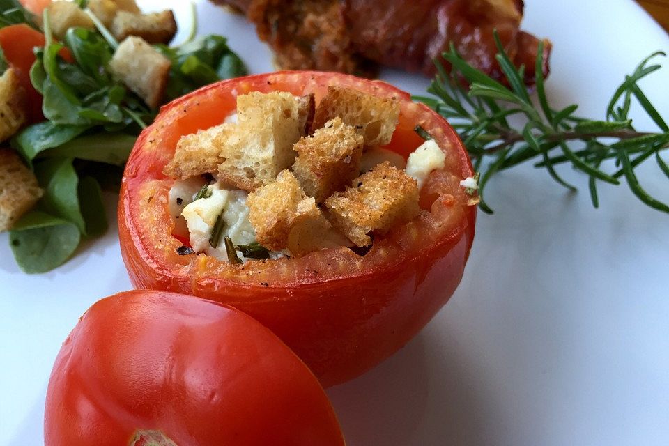 Gefüllte Fleischtomaten mit Muskatnusscroûtons und Mozzarella