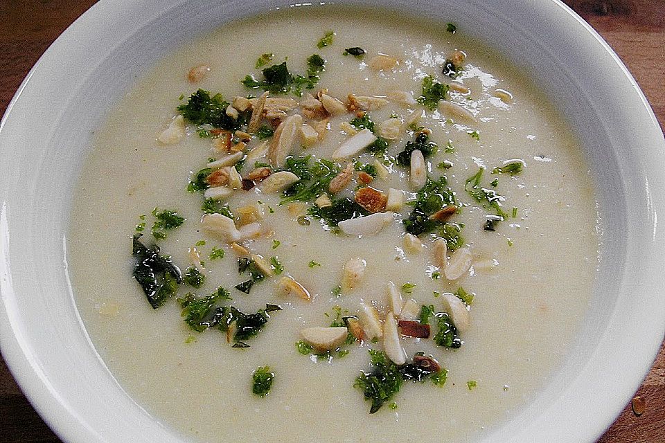 Fenchelcremesuppe mit Mandelsplittern