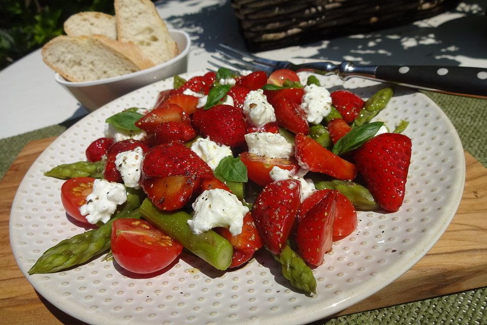 Spargelsalat mit marinierten Erdbeeren