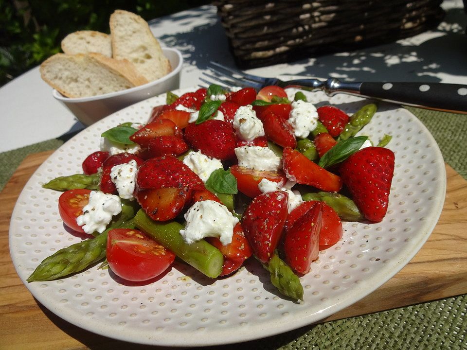 Spargelsalat mit marinierten Erdbeeren von corylee73| Chefkoch