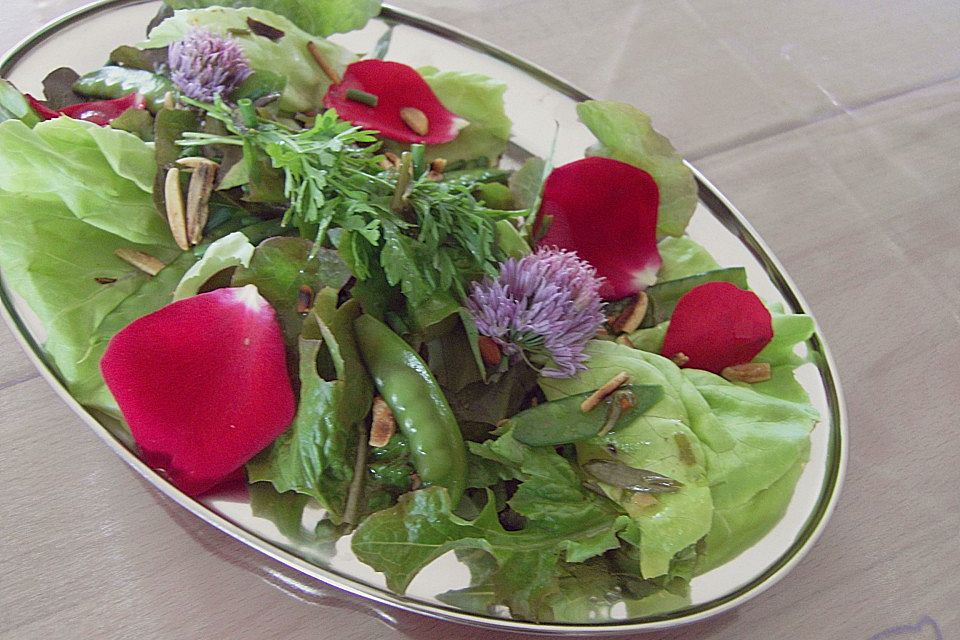 Sommersalat mit Rosenblüten