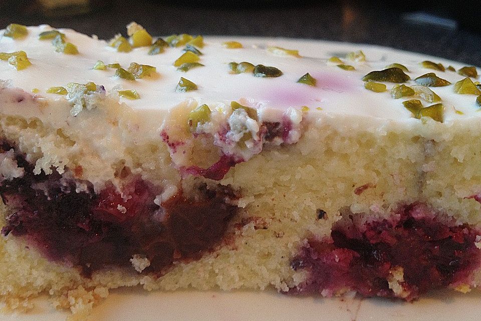 Puddingkuchen mit Sauerrahm und Waldbeeren