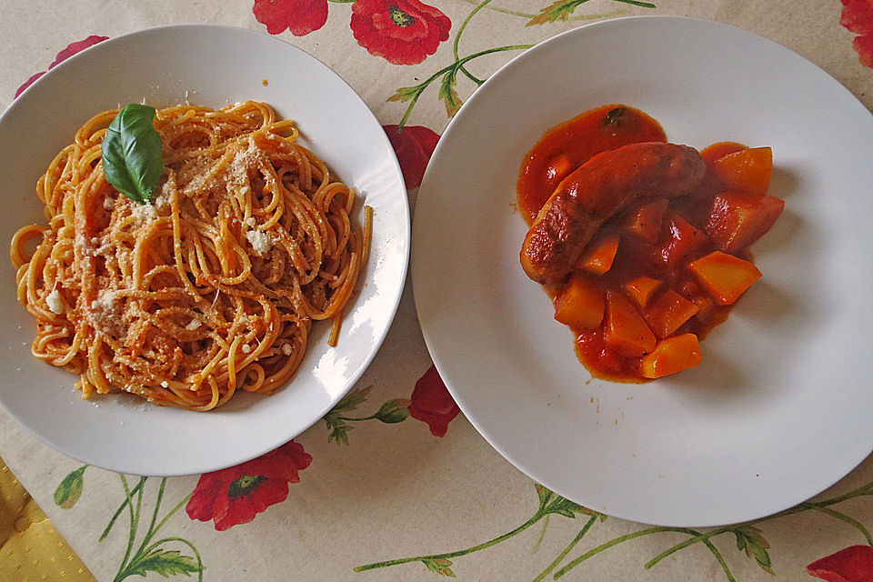 Bratwürste mit Tomatensugo