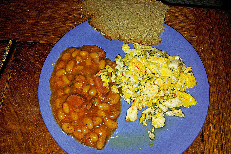 Baked Beans mit Cabanossi und Spiegeleiern