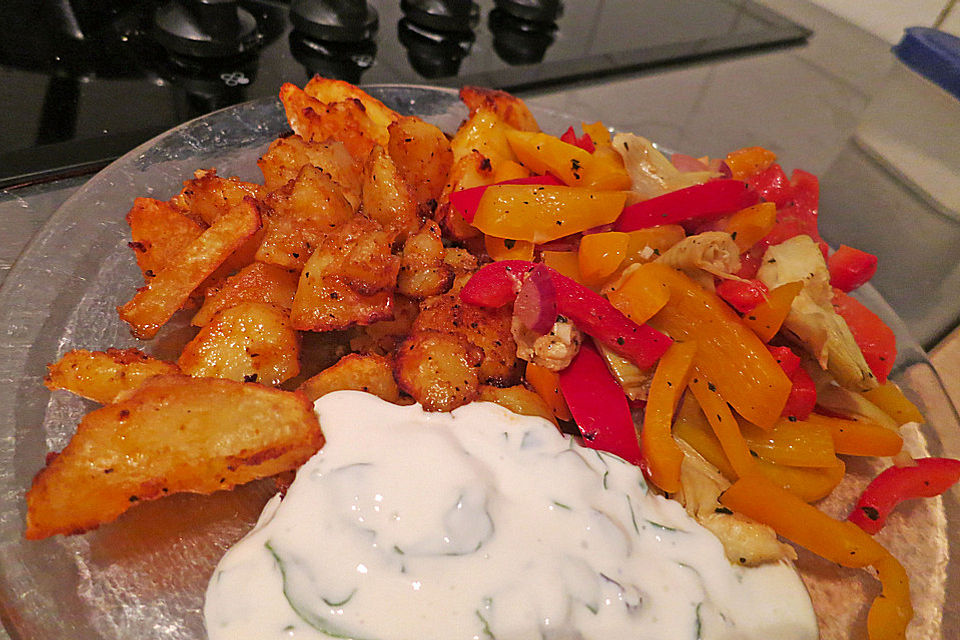 Kartoffelspalten mit Artischocken-Paprika-Gemüse