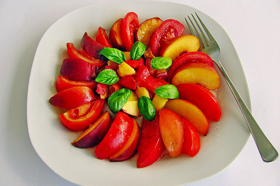 Pfirsich-Tomaten-Basilikum-Salat