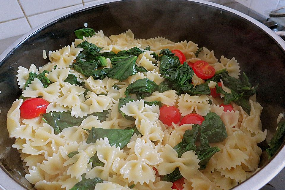 Nudelpfanne mit Blattspinat und Cocktailtomaten