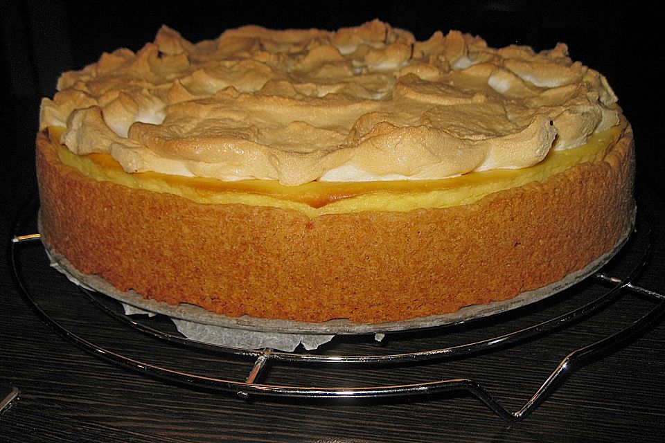 Mascarpone-Quarktorte mit Mandarinen und Baiserhäubchen