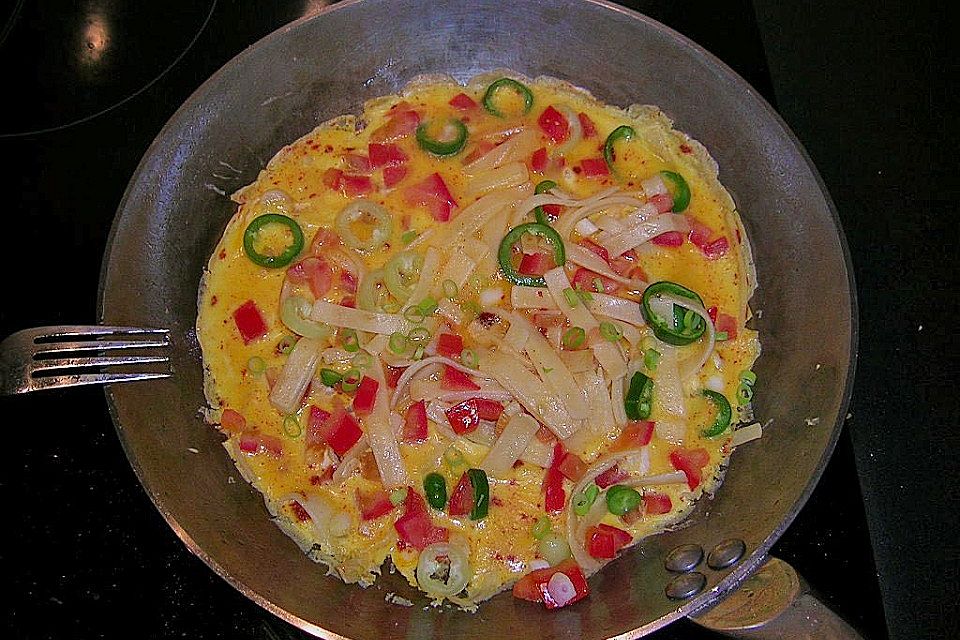 Omelette mit Nudeln, Paprika und Tomaten