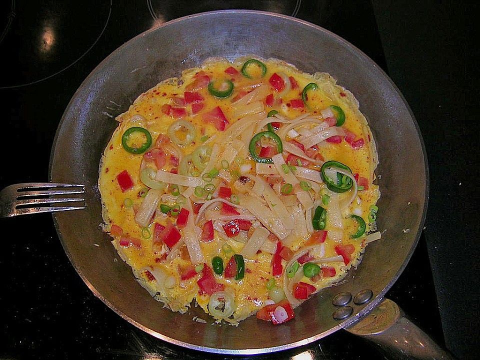 Omelette mit Nudeln, Paprika und Tomaten| Chefkoch