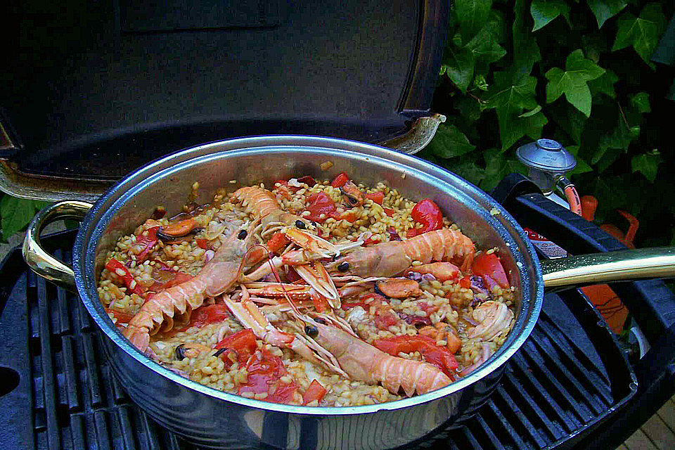 Paella mit Fisch und Meeresfrüchten