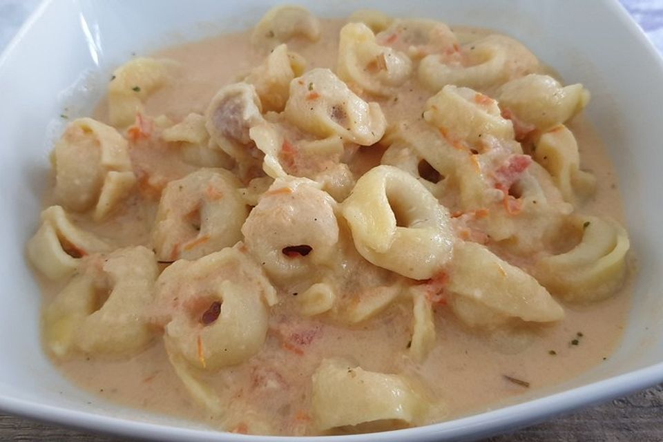 Tortellini mit einfacher Tomaten-Sahnesauce