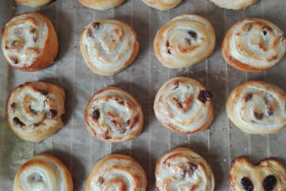 Schnelle Rosinenschnecken mit Marzipan