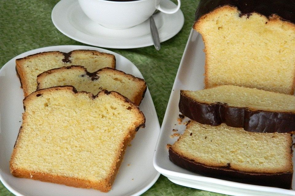 Sandkuchen mit Schokoladenglasur