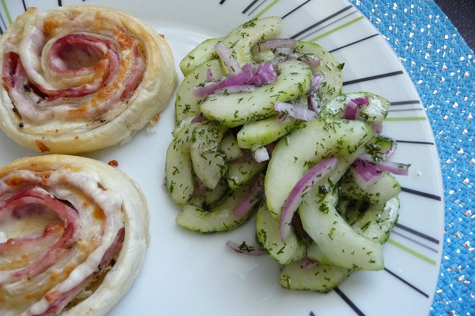 Gurkensalat mit roten Zwiebeln