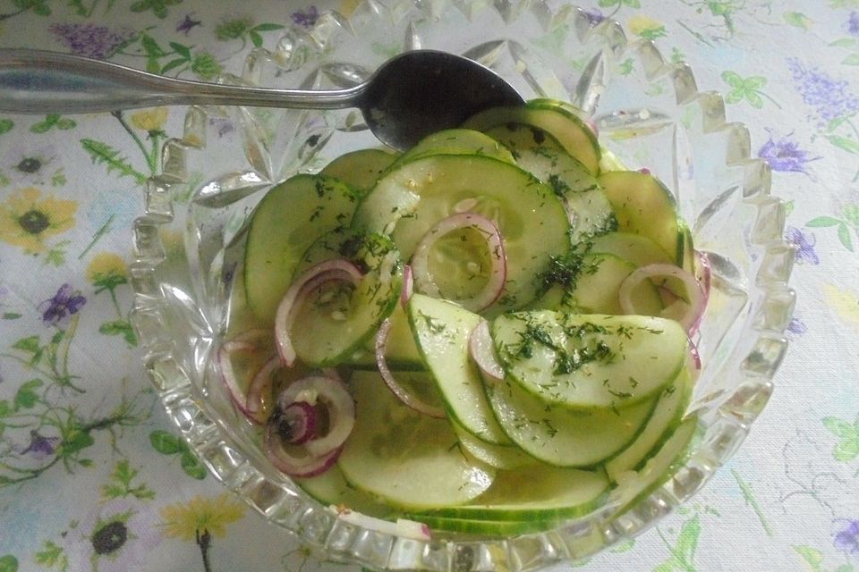 Gurkensalat mit roten Zwiebeln