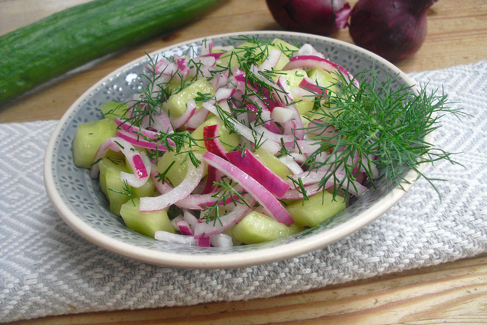 Gurkensalat mit roten Zwiebeln