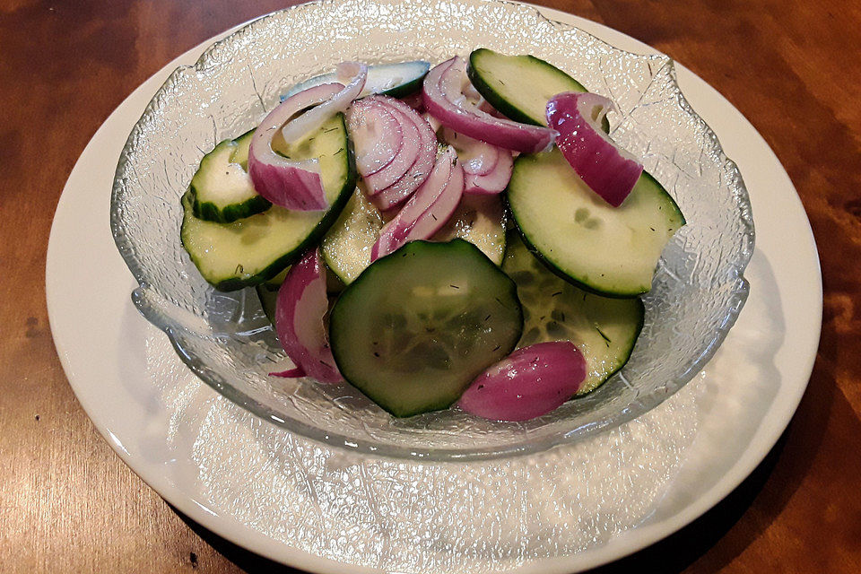 Gurkensalat mit roten Zwiebeln