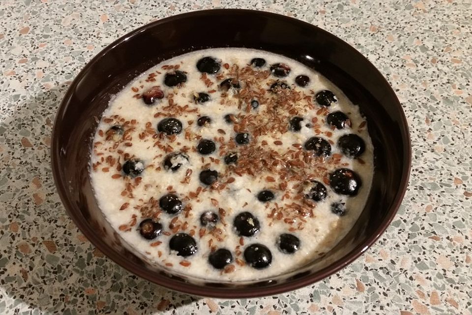 Kokos-Vanille-Müsli mit Sojaflocken und Erdbeeren