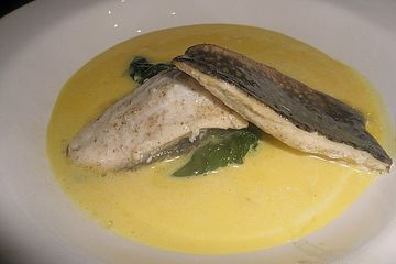 Saiblingsfilet auf Blattspinat mit Safran-Sauce
