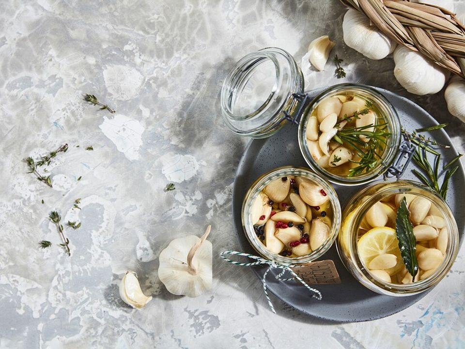 Eingelegter Knoblauch mit Pfiff von downhillcat| Chefkoch Eingelegter Knoblauch mit Pfiff von downhillcat| Chefkoch