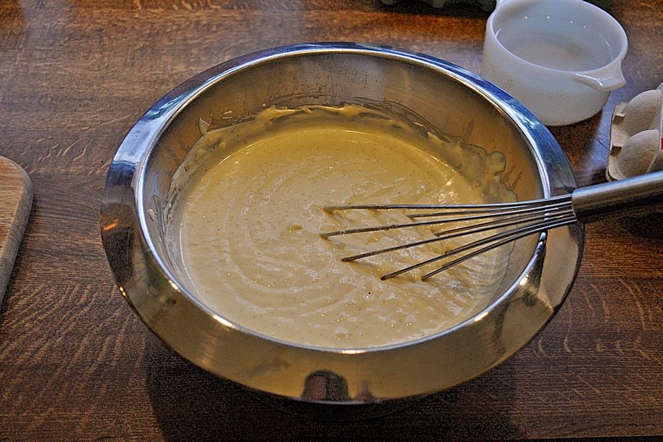 Creme mit Haselnuss-Aroma an beschwipsten Birnen