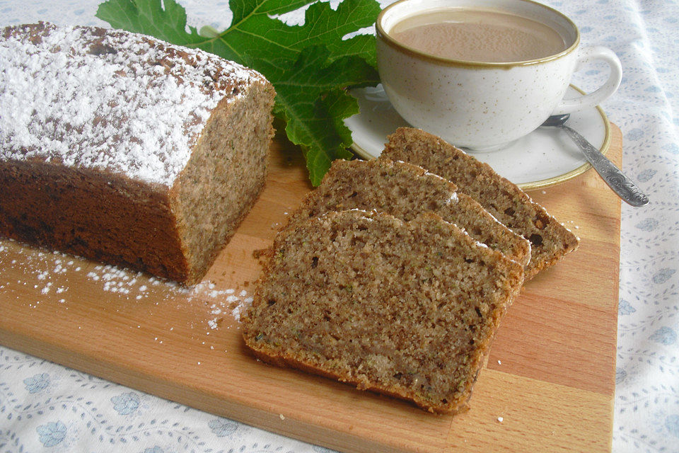 Zucchinikuchen mit Walnüssen