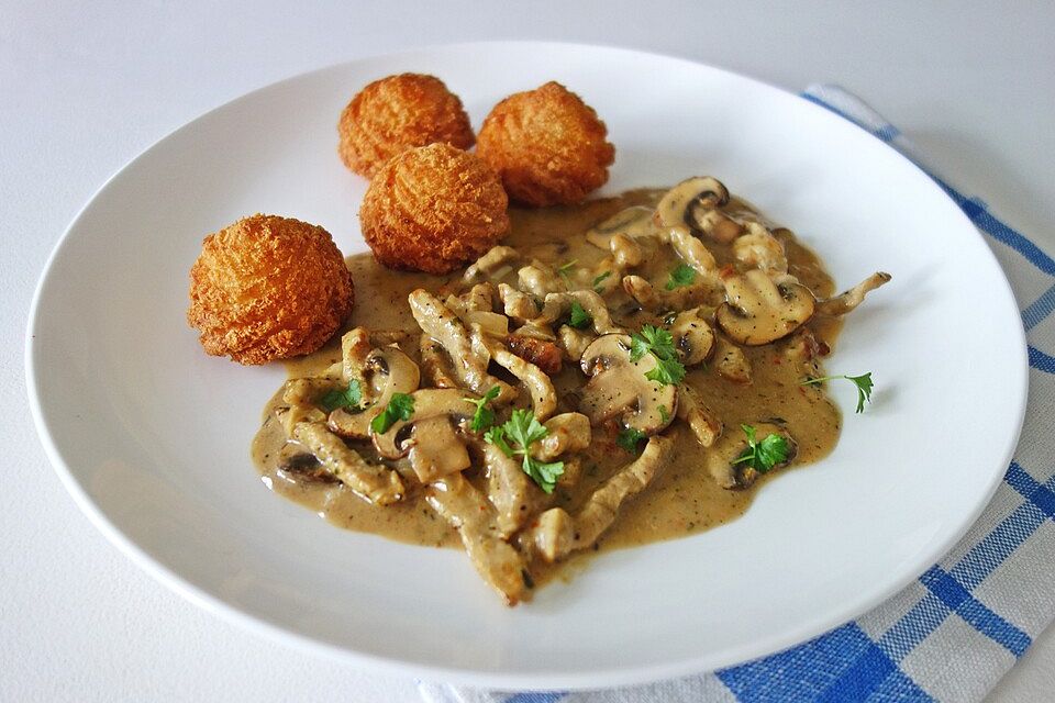 Geschnetzeltes Schweinefleisch mit Champignons in Sahnesoße