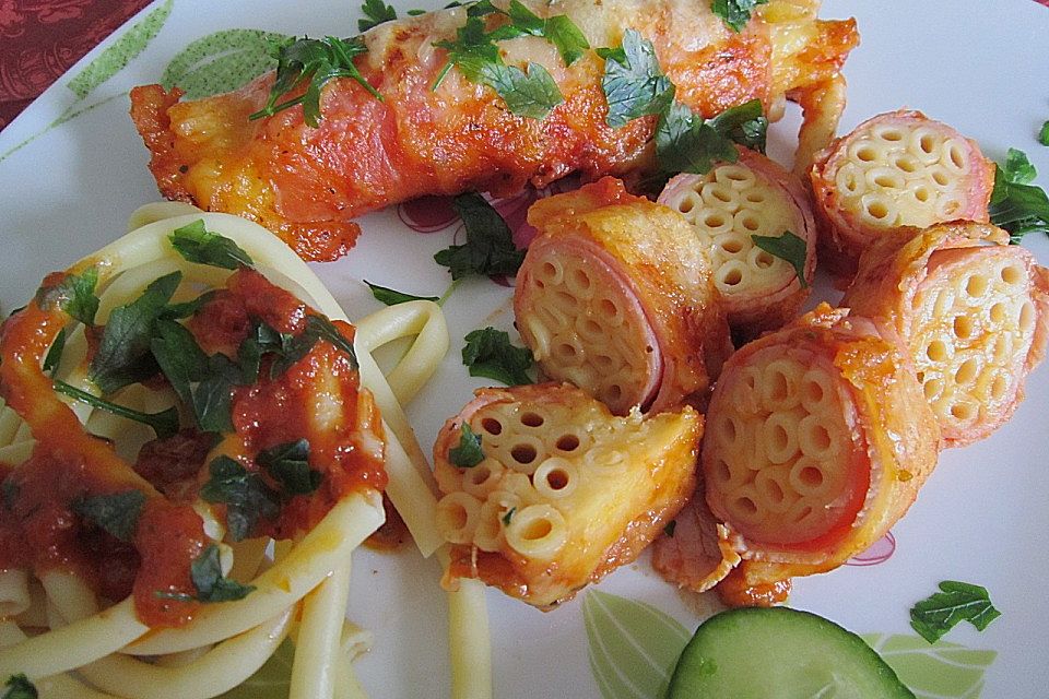 Makkaroni-Schinken-Rolle auf Tomatensauce