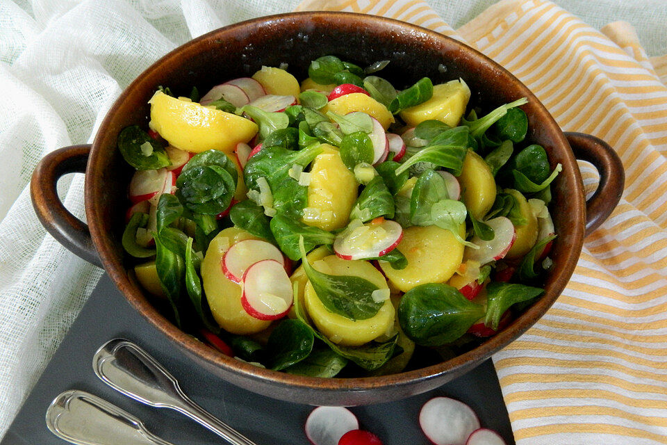 Kartoffelsalat mit Radieschen und Blattspinat