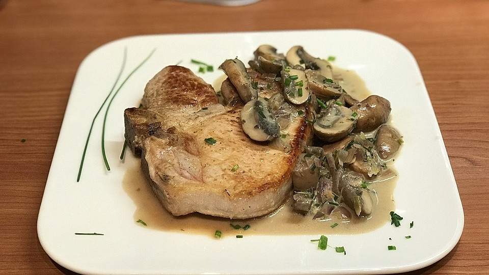 Kotelett Mit Champignon Zwiebel Sosse Von Mcmoe Chefkoch 