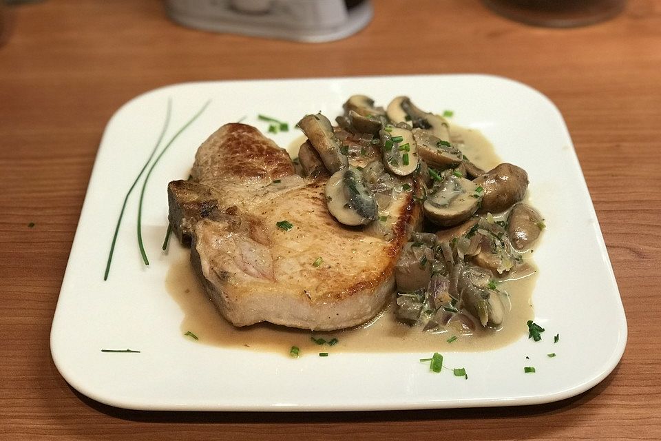 Kotelett mit Champignon-Zwiebel-Soße