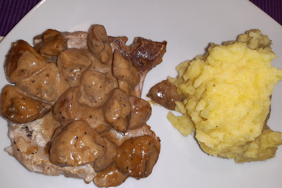 Kotelett mit Champignon-Zwiebel-Soße