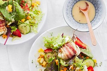 Gebackener Ziegenkase Im Speckmantel Auf Fruchtigem Salat Mit Honig Senf Vinaigrette Von Alina1995 Chefkoch