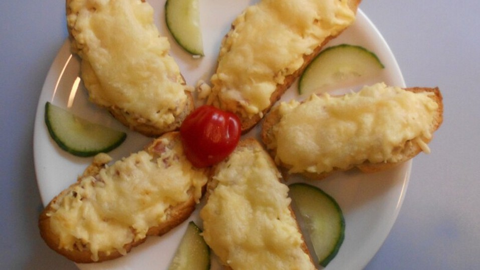 Überbackene Brötchen mit Käse-Salami-Aufstrich von Serenade1611