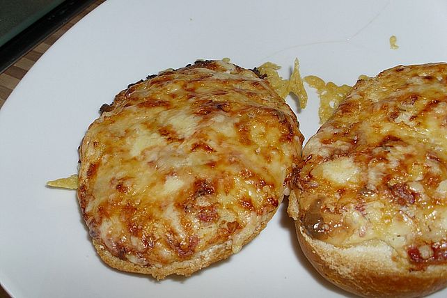 Überbackene Brötchen mit Käse-Salami-Aufstrich von Serenade1611| Chefkoch