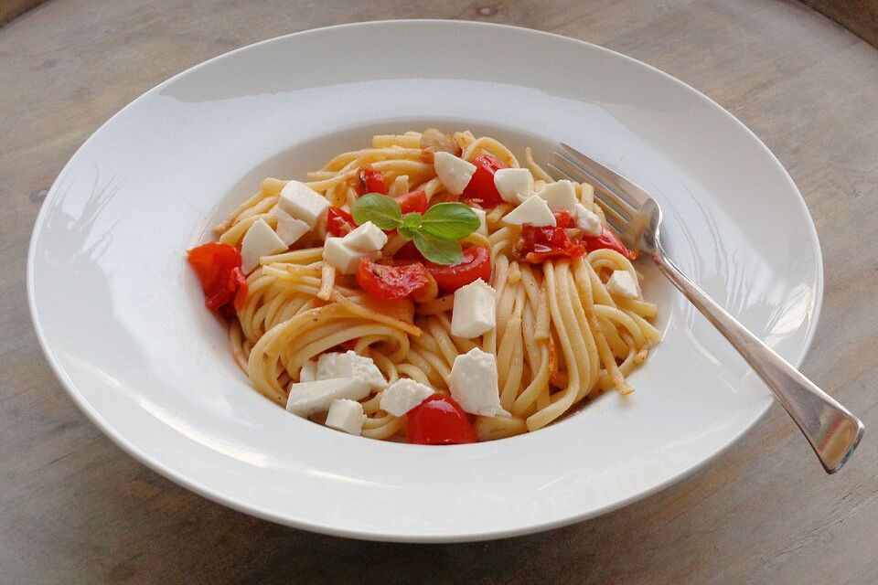 Spaghetti mit Tomaten Mozzarella Spaghetti mit Tomaten Mozzarella