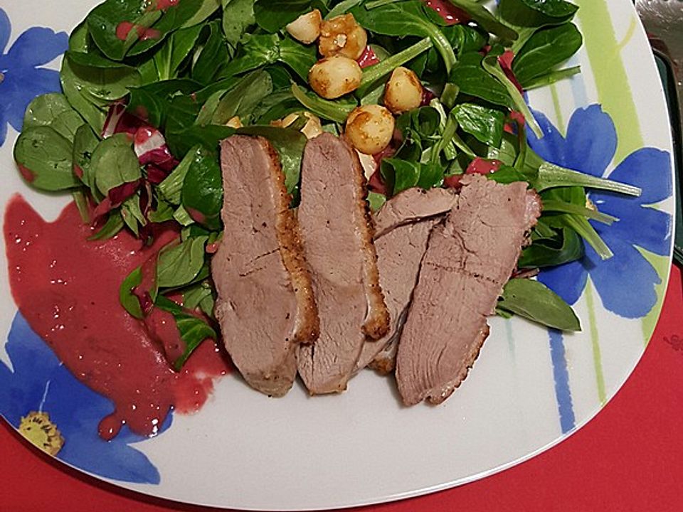 Feldsalat mit gebratener Entenbrust, karamellisierten Macadamianüssen ...