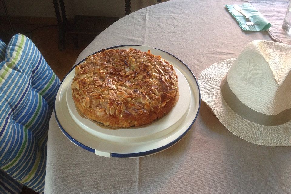 Apfelrührkuchen mit feiner Mandeldecke