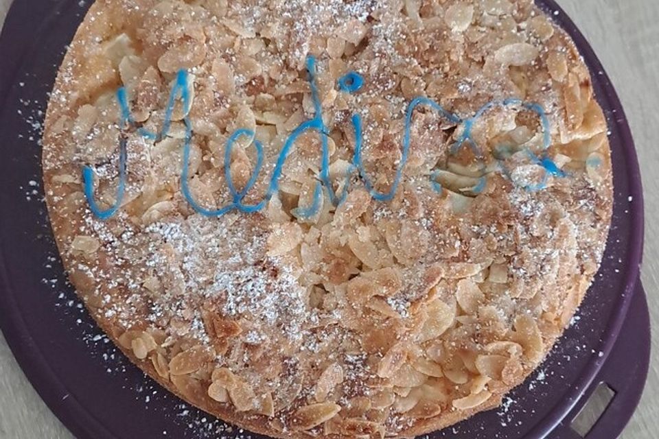 Apfelrührkuchen mit feiner Mandeldecke