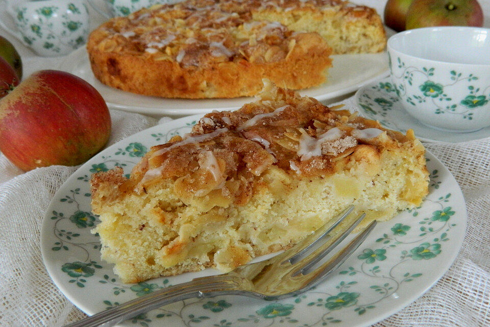 Apfelrührkuchen mit feiner Mandeldecke