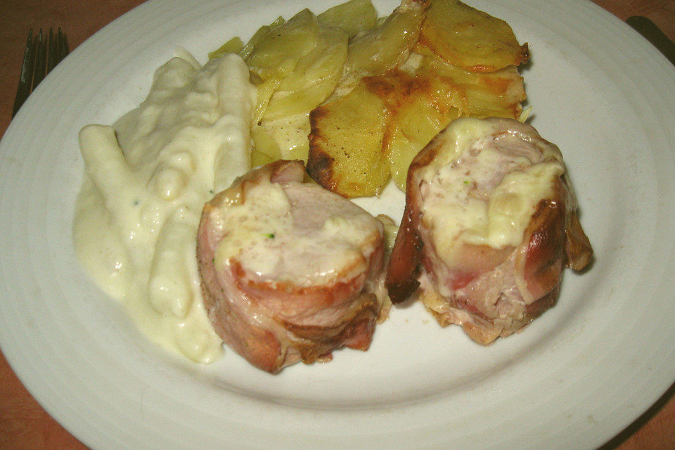 Rosmarin-Schweinemedallions Speck und Spargel