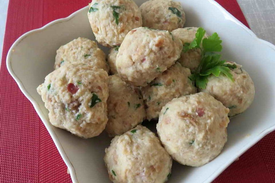 Semmelknödel mit Speck nach Uromas Art