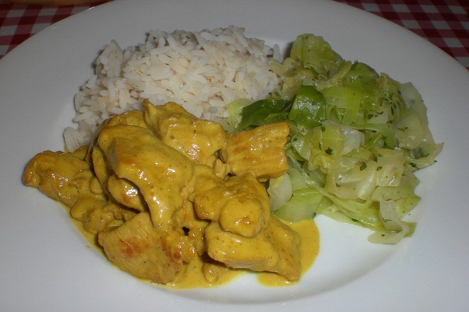 Putenstreifen mit Currysauce und Spitzkohl