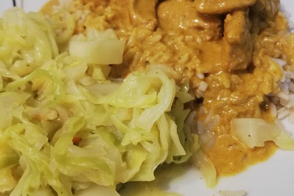 Putenstreifen mit Currysauce und Spitzkohl