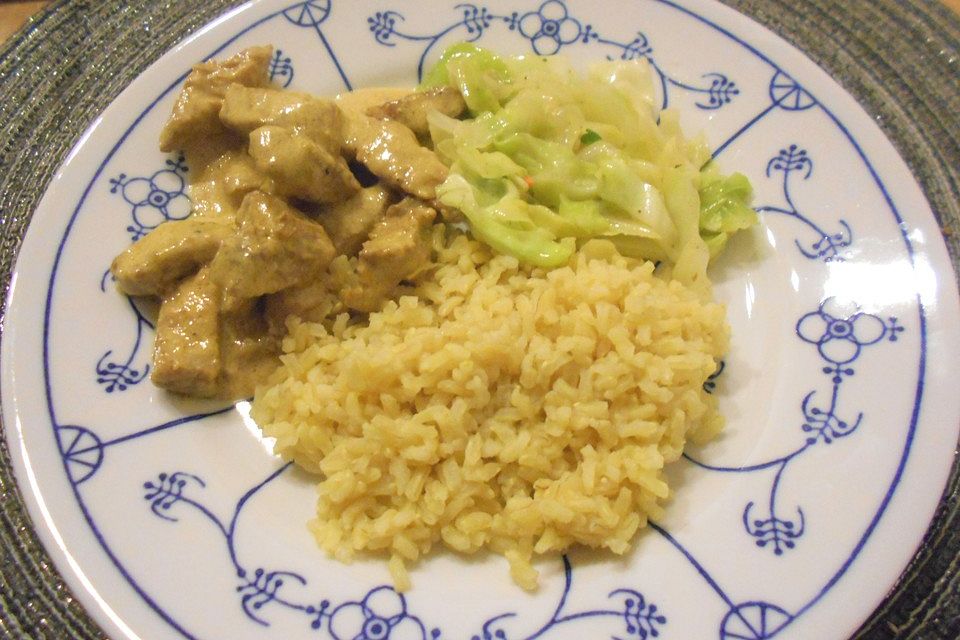 Putenstreifen mit Currysauce und Spitzkohl