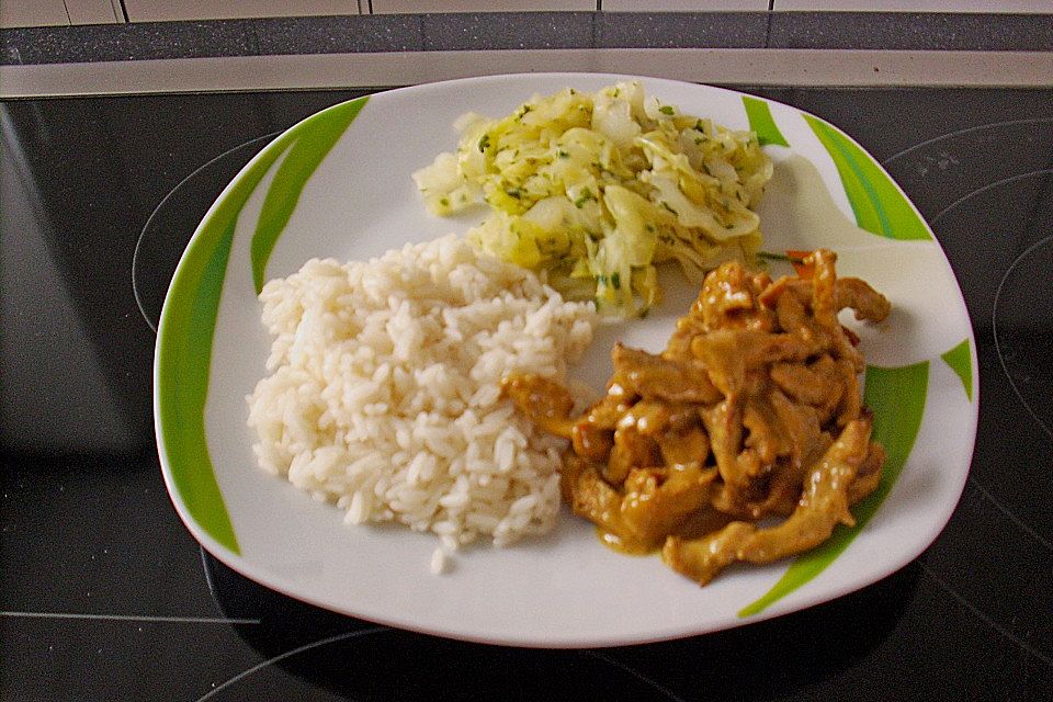 Putenstreifen mit Currysauce und Spitzkohl