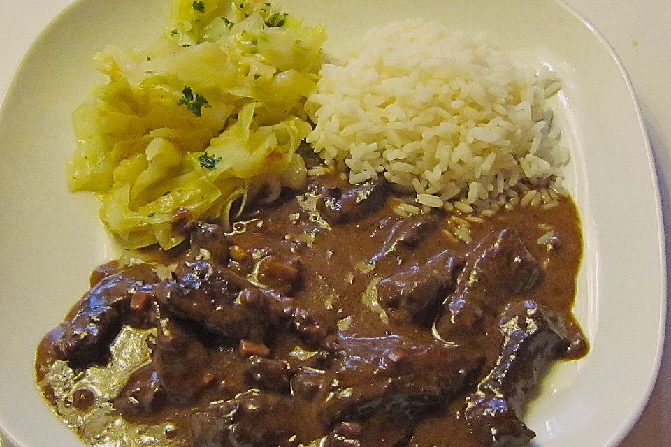 Putenstreifen mit Currysauce und Spitzkohl